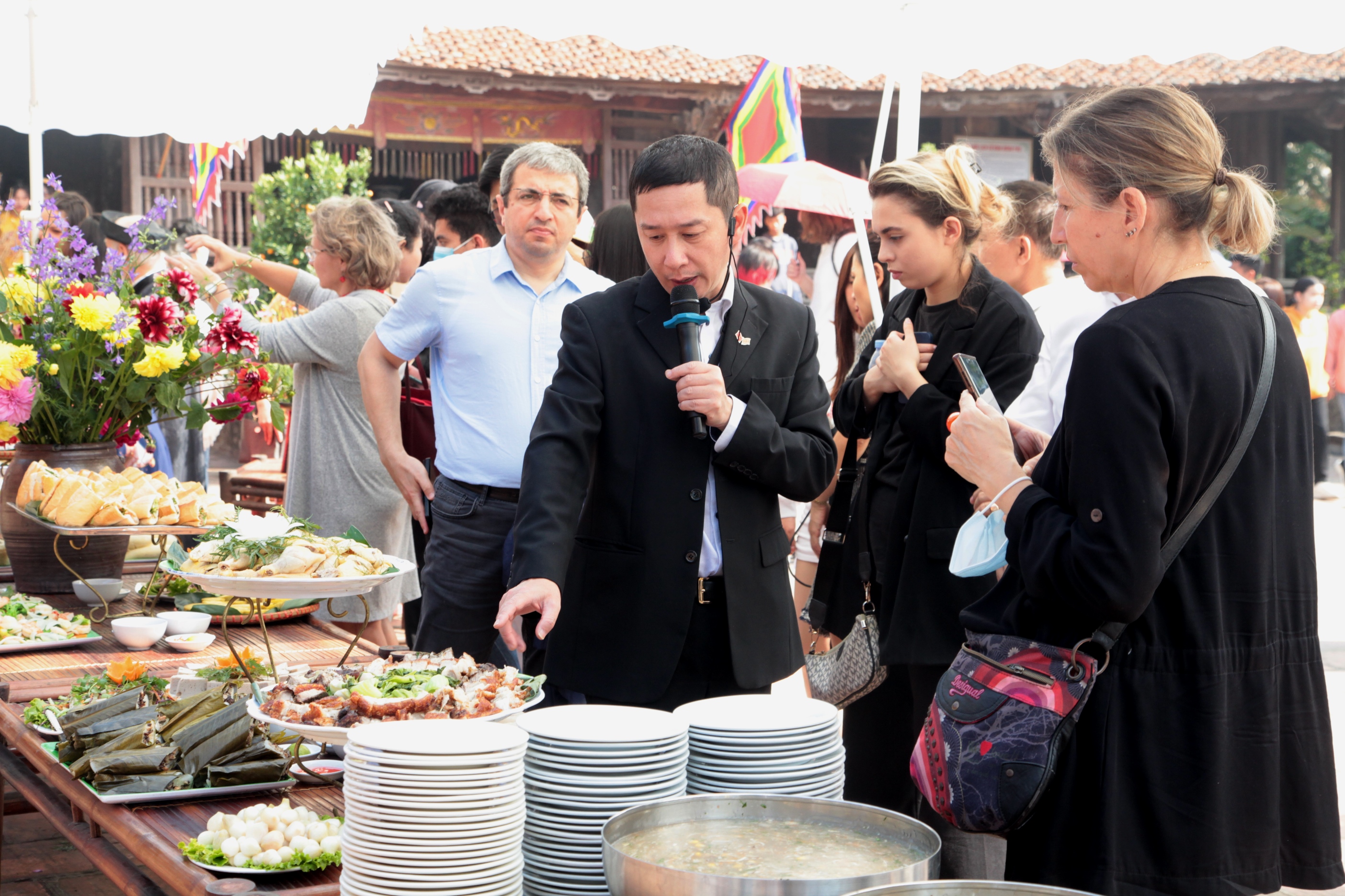 Du khách quốc tế tìm hiểu ẩm thực Tết cổ truyền của Việt Nam